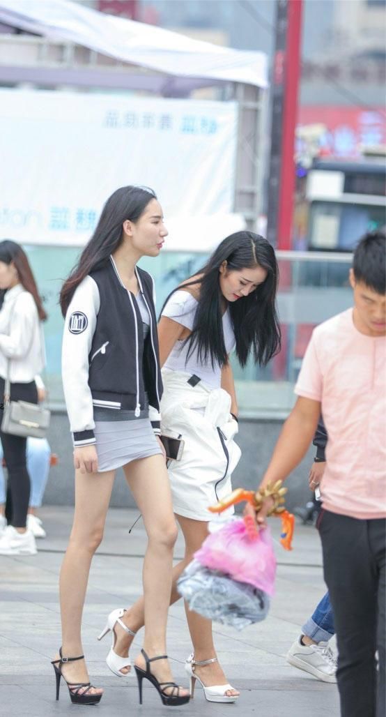 路人街拍，小姐姐穿了一件紧身的灰色短裙，看上去非常的迷人性感