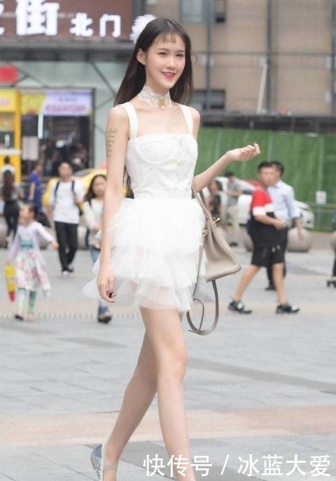  #美女#红色吊带配牛仔裤紧致显身材，穿红色高跟鞋好有女人味