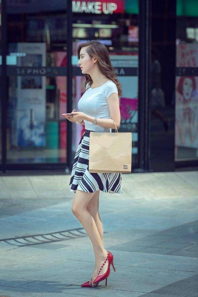 重庆街拍：美女大长腿搭配红色小高跟, 身材曲线完美展现！