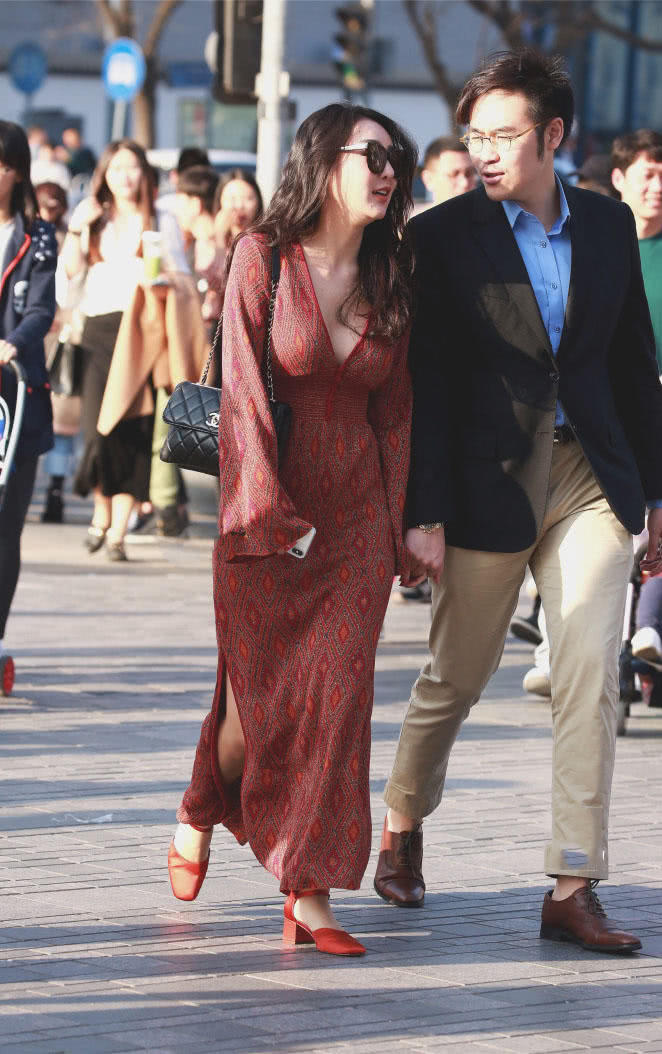 成熟御姐深V连衣裙裹出完美曲线，依偎在男友身上路人表示很嫉妒