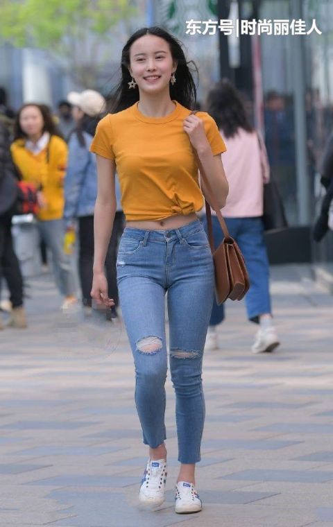  「看起来」牛仔裤时尚大方，秀出完美身材，颇有女神范