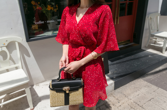 女神孙允珠，酸甜草莓洋红星斑碎花连衣裙