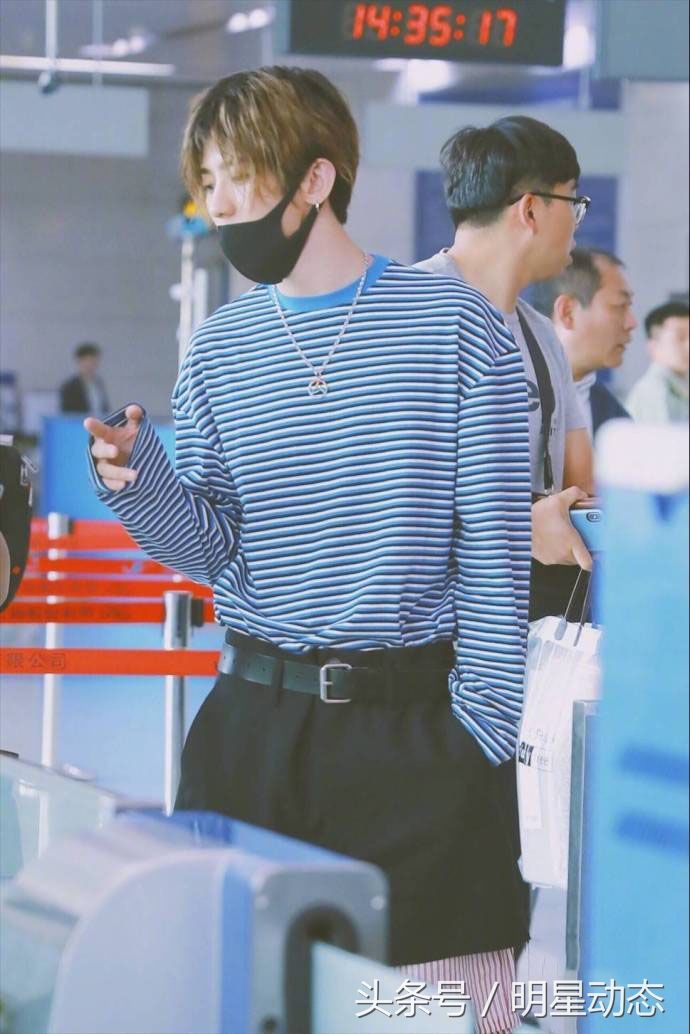 蔡徐坤清爽随性显气质，每一次亮相都被抓拍不止!