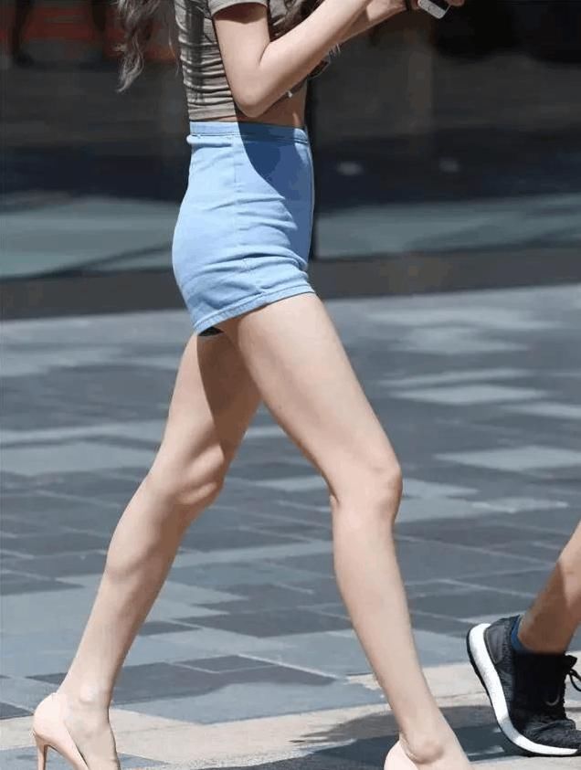 素人街拍：大长腿就是一道靓丽的风景