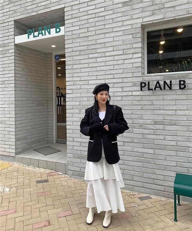  #好地展现出我们#开春打底裤就收起来吧！2020年流行：西装+裙子，优雅时髦又高级