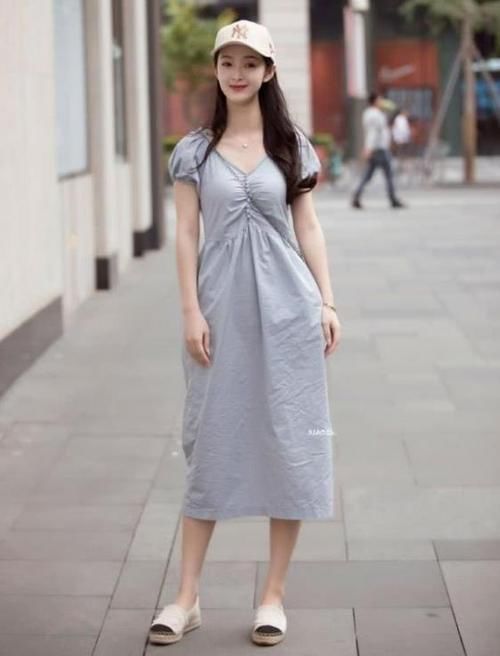 红色：街拍：气质高雅的小姐姐，一条红色的连衣裙，时尚魅力气质