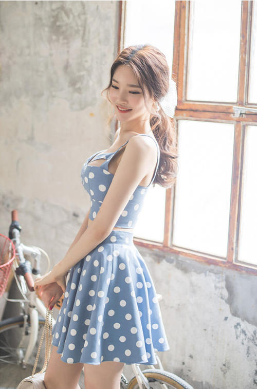 室内美女写真集：吊带上衣搭配短裙，展示傲人身材，性感又时尚！