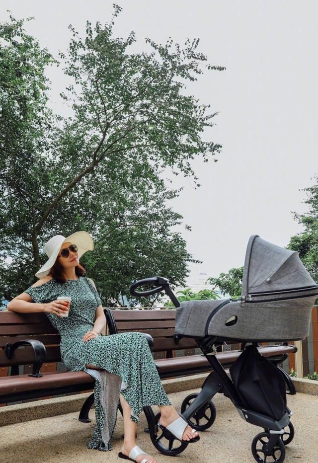 熊黛林产后三个月就穿紧身裙，脚踩平底鞋却惊艳，女神站姿博好感