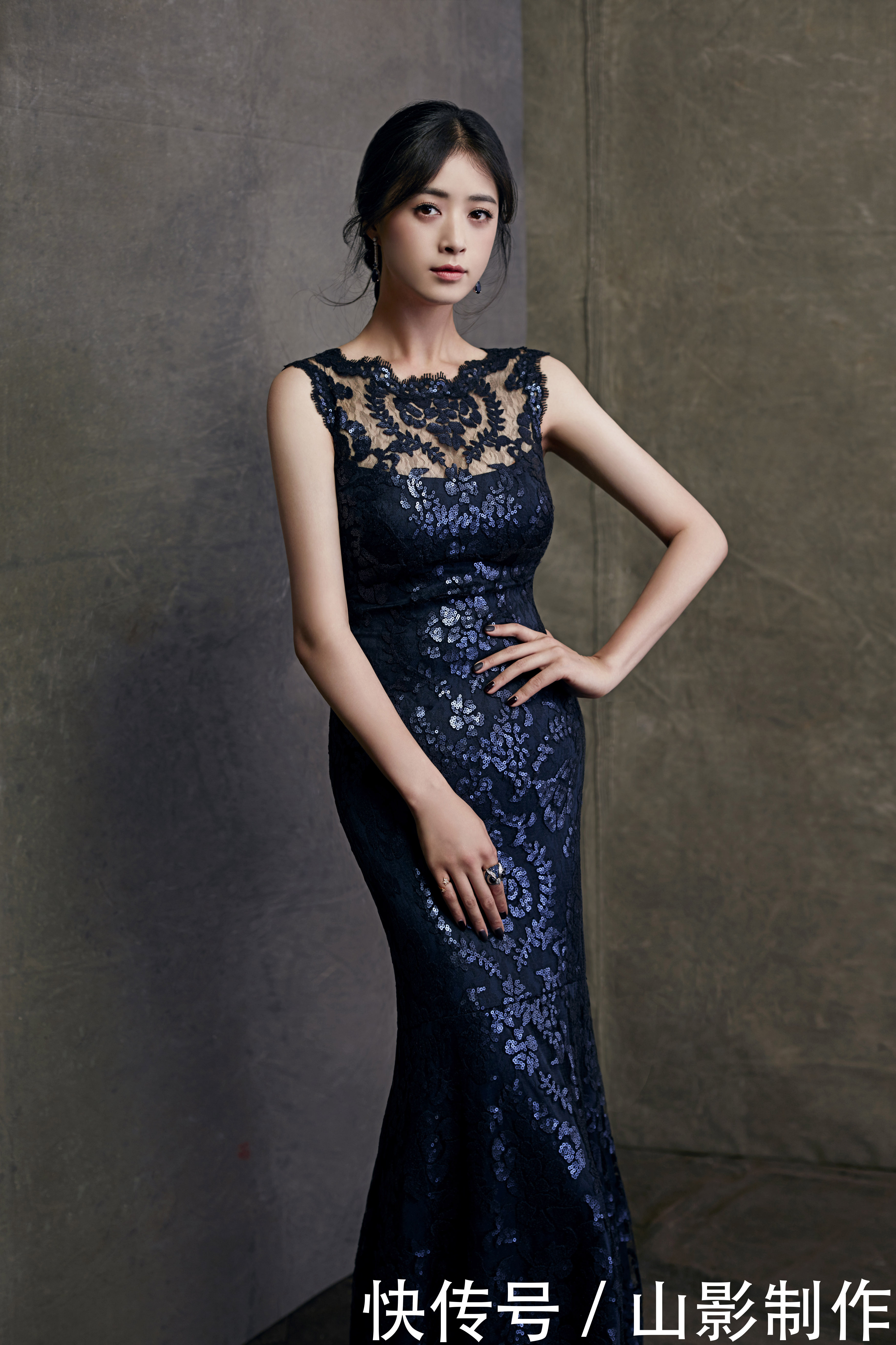 大胸妹子夏天这样穿才是真正的性感！