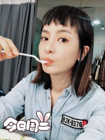 看了程潇和鞠婧祎的刘海，最后再看她的刘海却像被狗啃了一样！