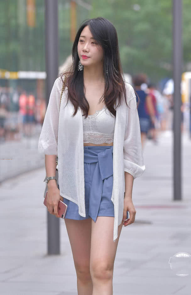 小姐姐吊带文胸装出门,再加上这样高挑的身材,那简直就是完美
