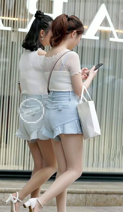 小姐姐结伴上街，热裤白丝袜显出白嫩美腿，肉肉的身材现内衣勒痕