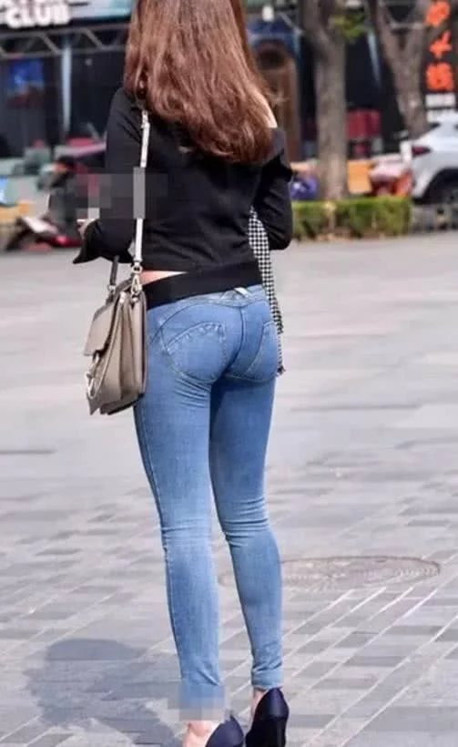 街拍:紧身牛仔裤的辣妈,勾勒出丰腴好身材
