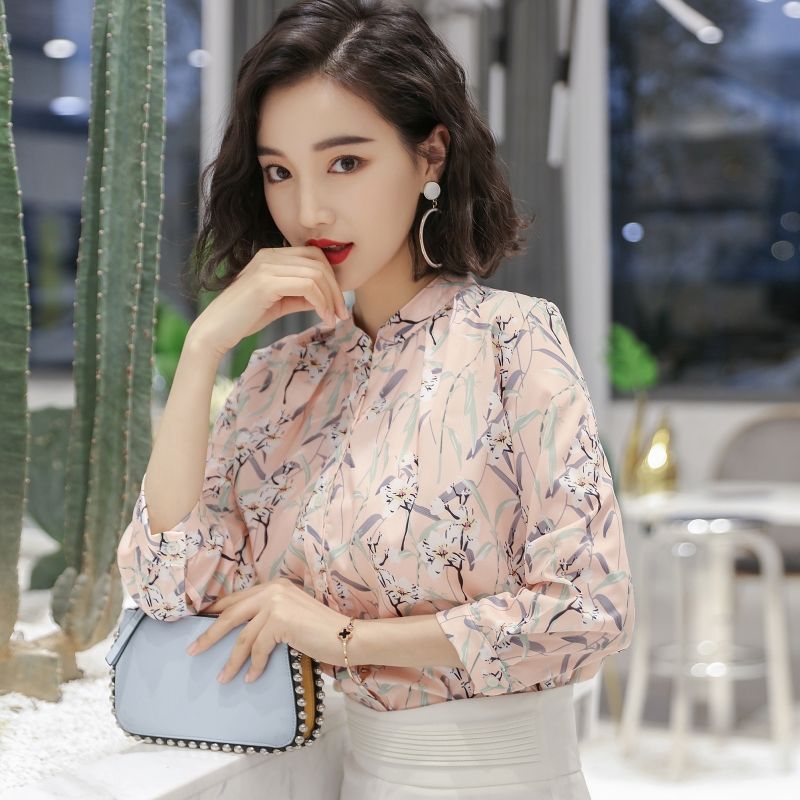 都已经秋天了，7080后穿七分小衫，搭短裙，出门迷倒了一大片