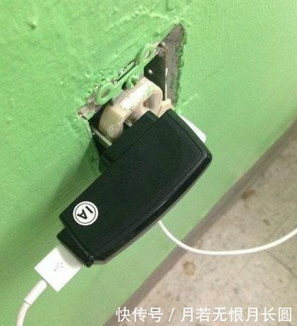 没事@搞笑GIF:切,你看我这手机摔了多少次了都没事