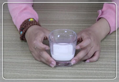 皮肤又黑又暗黄，自己在家就能做美白溶液，效果超赞！