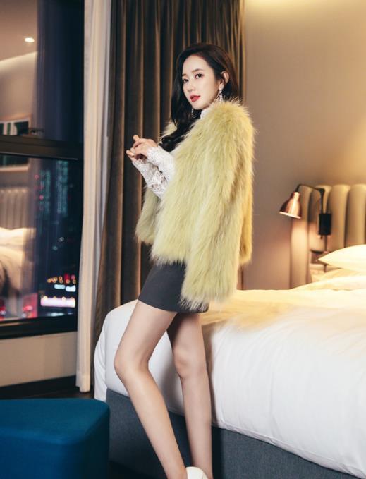 皮草|李妍静,一件白色上衣配黑色短裙外搭毛绒皮草