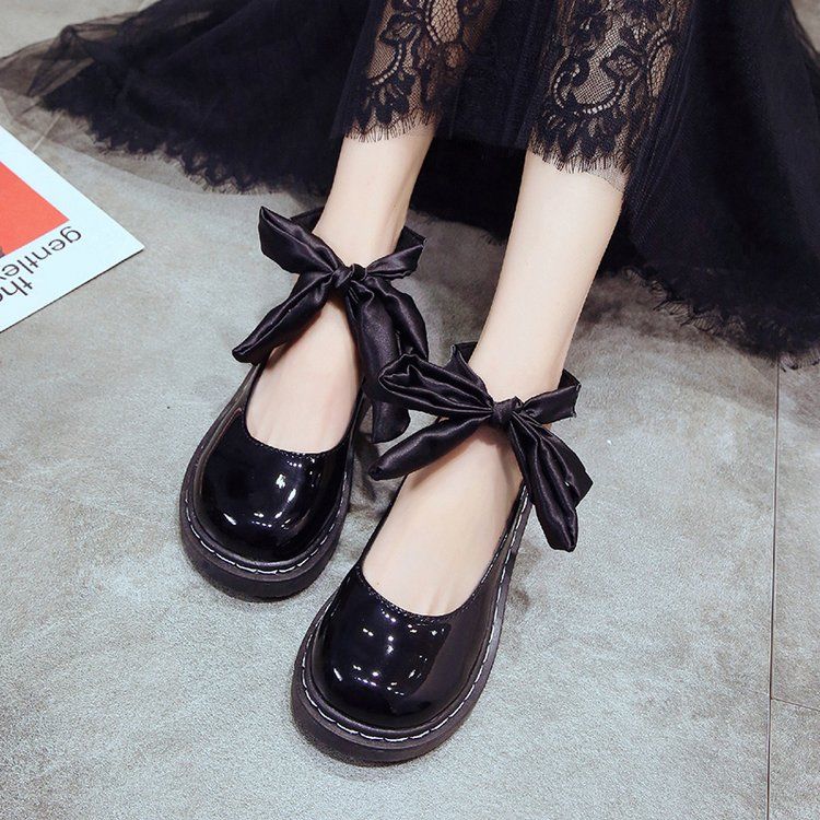 怪不得老婆脱下高跟鞋，真有眼光，相中这么洋气的皮鞋