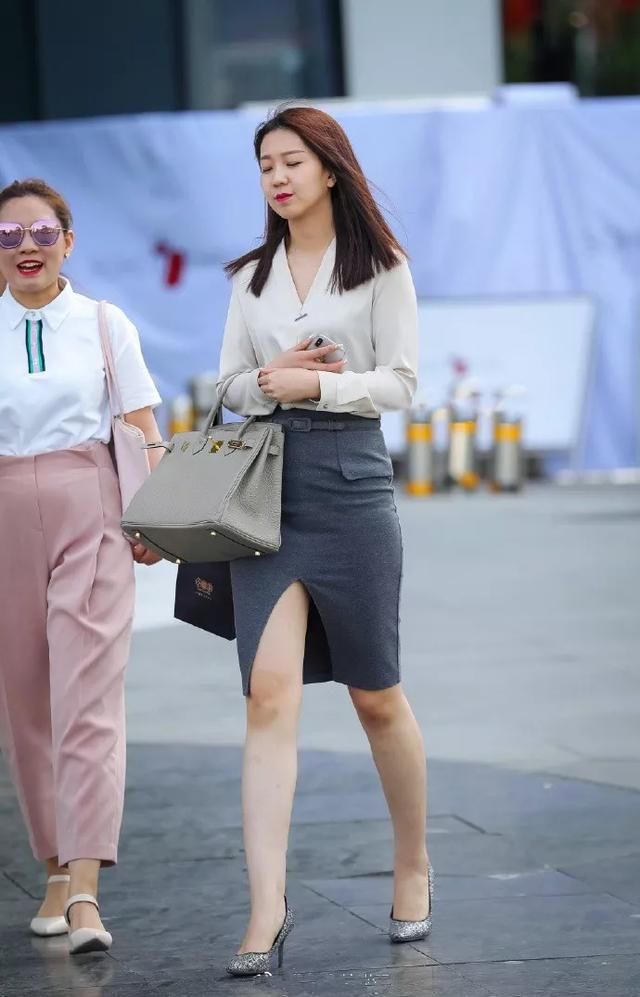  吊带：高跟鞋搭配吊带，清新淡雅又性感