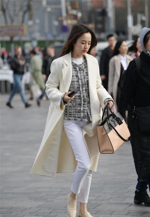  「位美女选择一」春季的风衣不只是保暖作用，还会搭配风度感觉，衬托气质