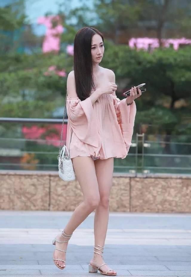  「面料」女生穿搭高跟鞋搭配乳白色超短裙，清新自然又美丽动人