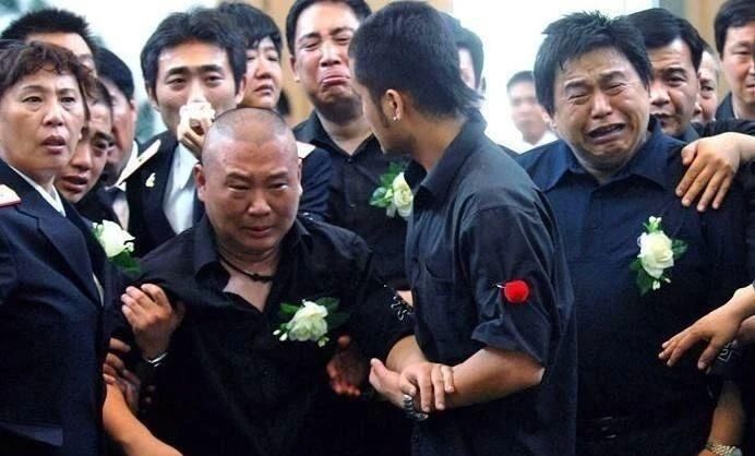  「相声界」德云社创始人之一，死后被供奉在德云社后台，曾患癌为郭德纲出头