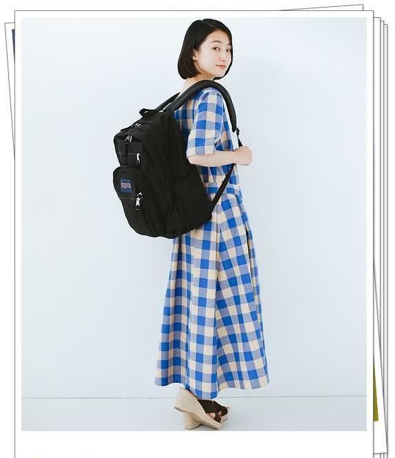  受欢迎：黑色背包越来越受欢迎！看看日本女孩春天怎么搭配它吧