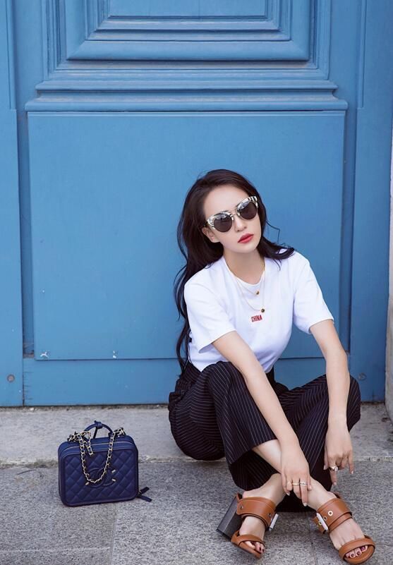 国际时尚icon母其弥雅 曝光一组街拍大片气场十足