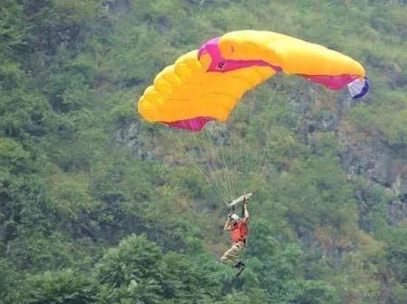 坝陵河大桥，今早30多位世界低空跳伞高手聚集炫技!