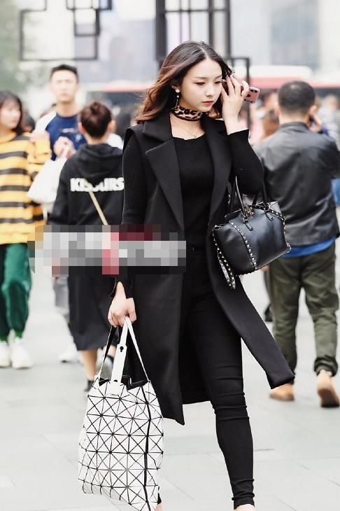 『服装搭配』街拍:小姐姐一身黑色毛呢外套搭配黑色短裤,显得性感时尚