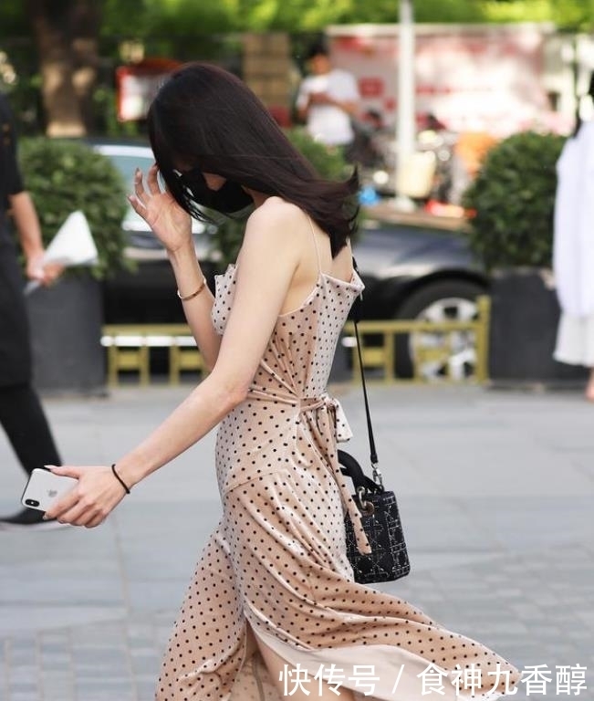 不失|街拍:小姐姐时髦的白色上衣搭配打底裤,款式好看也不失大方!