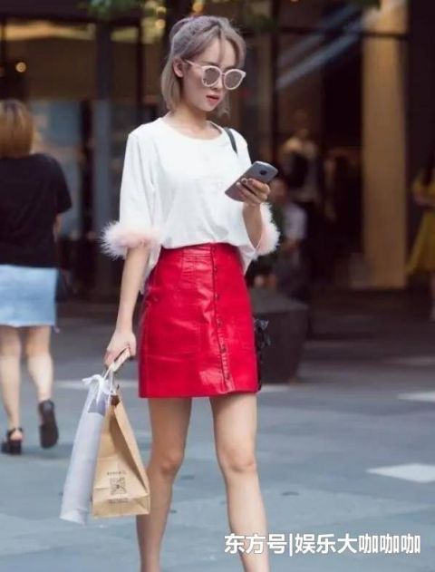  美女：街拍：螓首蛾眉的美女，一条粉色短袖配黑色短裙，优雅大方风采