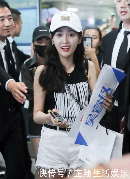 真服吴宣仪！烂大街的牛仔短裤穿得如此潮流，实力诠释什么是美腿