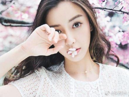 angelababy拒绝承认威胁路人不要上传照片和视频，直言儿子很乖