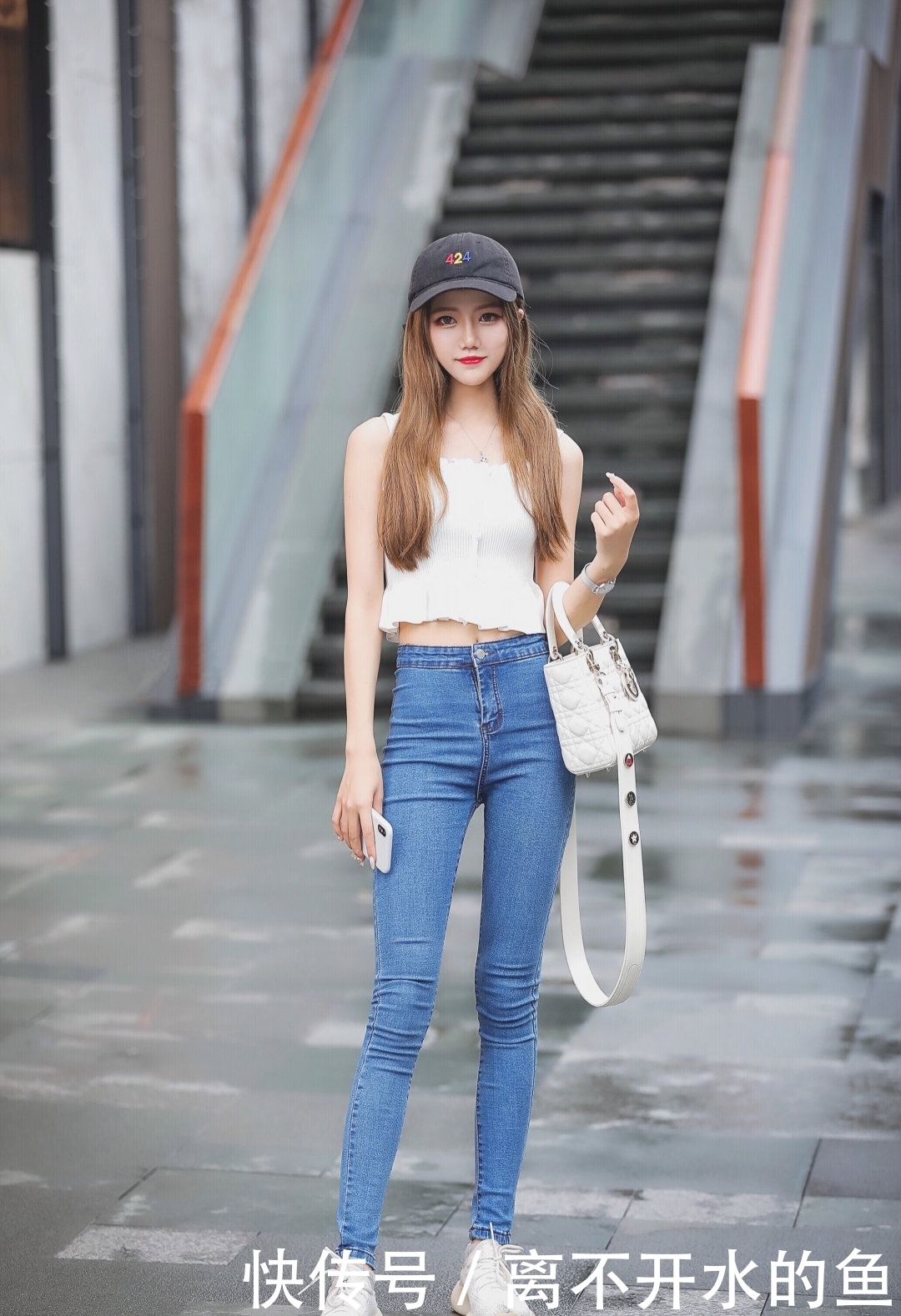  轻松|时尚街拍：牛仔裤轻松玩转多种风格，打造活泼的早春气息