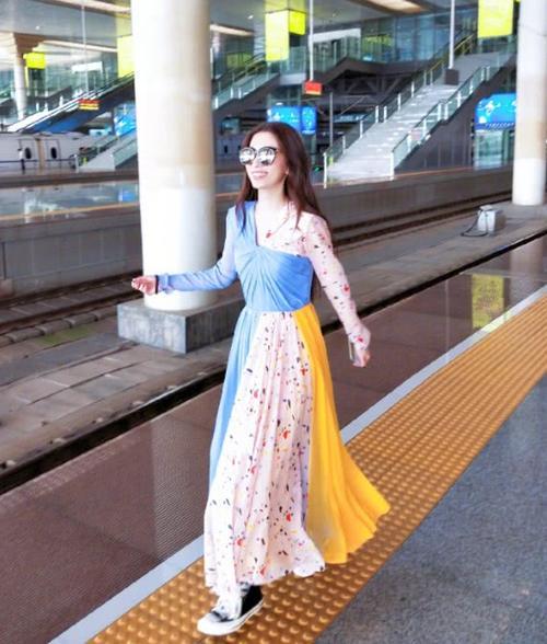 歌神田馥甄穿着这么6,三件连衣裙穿身上,像剪衣杂货铺的老板娘