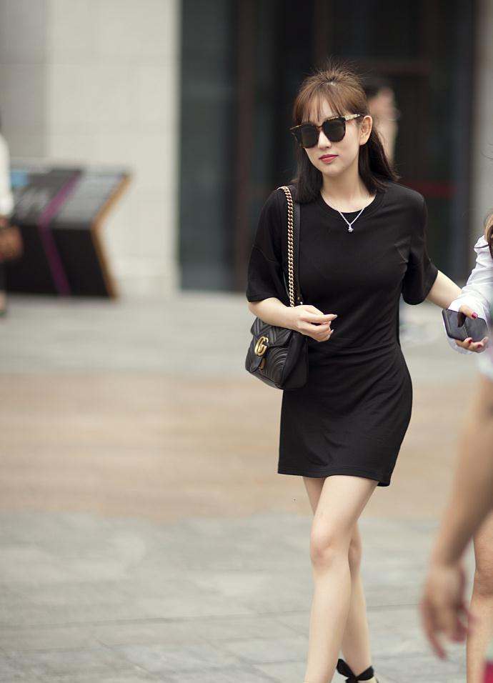 街拍：紧身连衣裙，穿出了完美身材，回头率非常高！