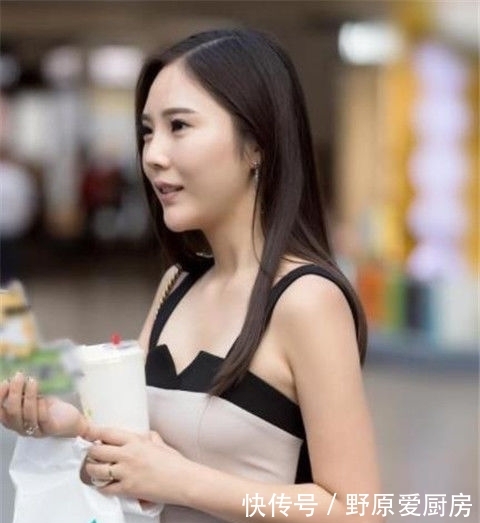 「身穿」街拍小美女气质高雅,身穿一件连衣裙,简洁大方又不失美感与优雅