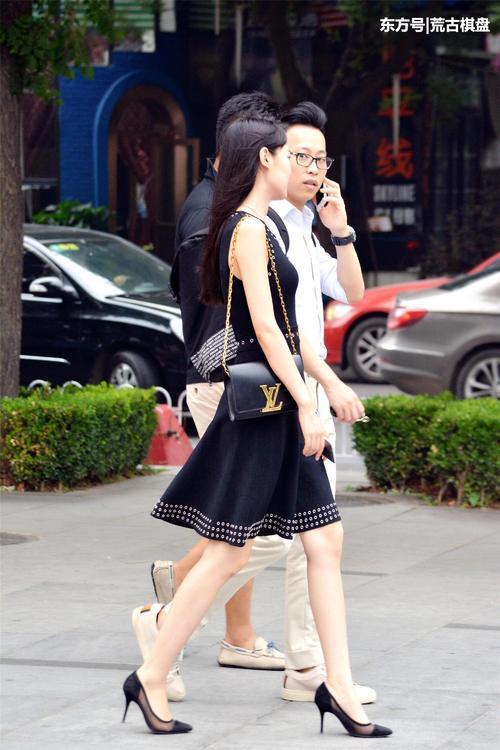 踩上一双时尚的尖头细跟鞋，身材自然挺拔起来，而且还非常自信