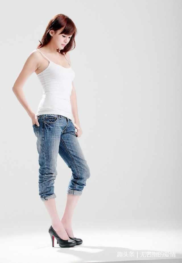 时尚穿搭：穿什么样的牛仔裤最有魅力呢？当然是紧身牛仔裤了