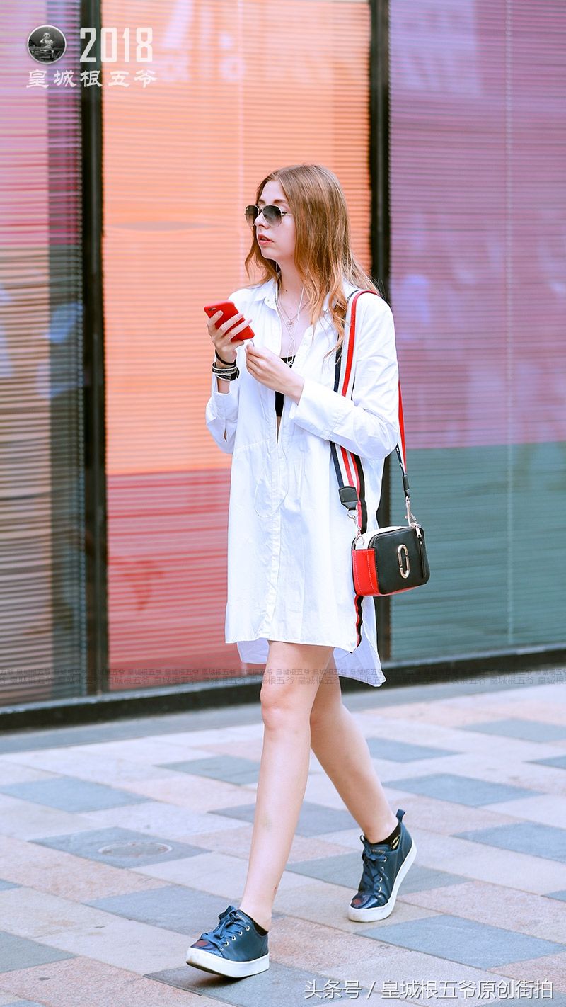 街拍:女人愿意为欣赏自己，喜欢自己的人精心妆扮