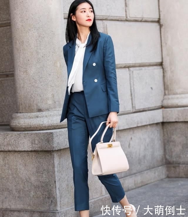 扣设计的西服■30岁以后的女人,春季应该怎么挑选西服,显得不仅干练又成熟
