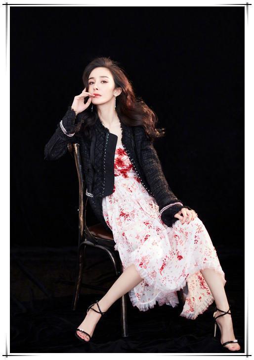 21岁关晓彤与32岁杨幂同穿牛仔裙，竟一个青春校花，一个邋遢阿姨