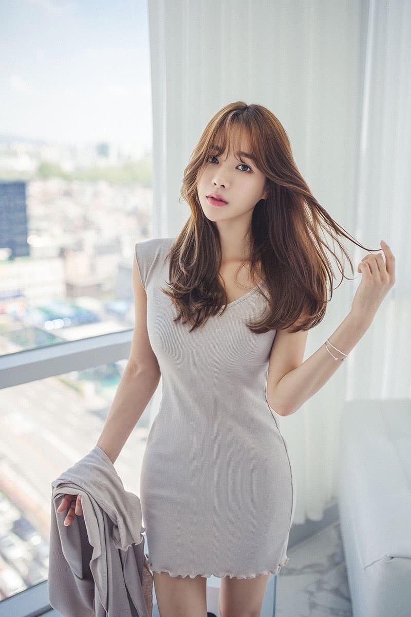 美女|卷发美女身着灰色修身中长裙,尽情绽放时尚魅力