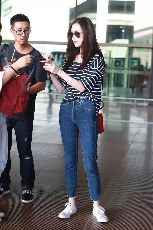 娜扎输给了关晓彤！不仅腿短，还九曲十八弯？