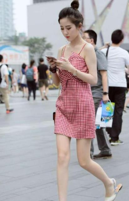 风姿绰约|街拍:身穿黑色吊带连衣裙的小美女,风姿绰约,简约且时尚