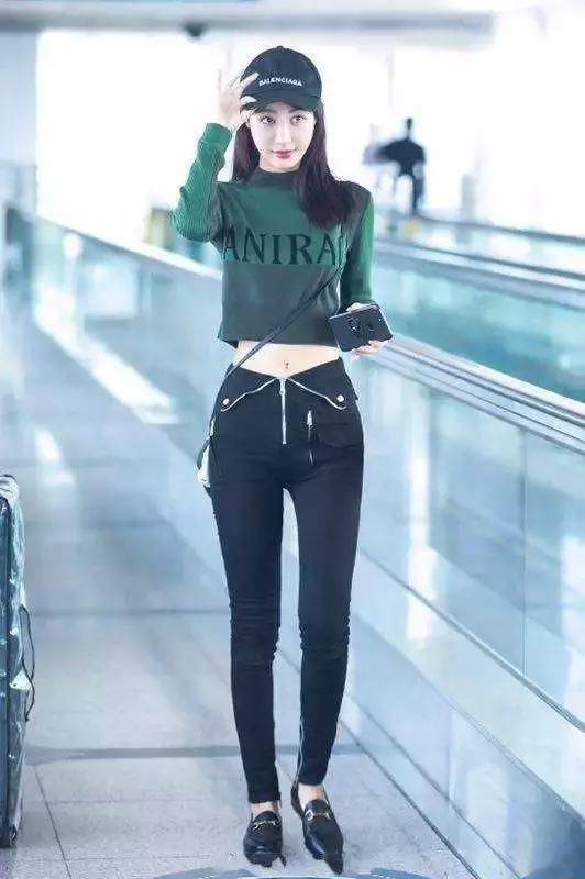 李菲儿的腿到底多细？这么窄的短裤都穿不满，看照片看出压力感！