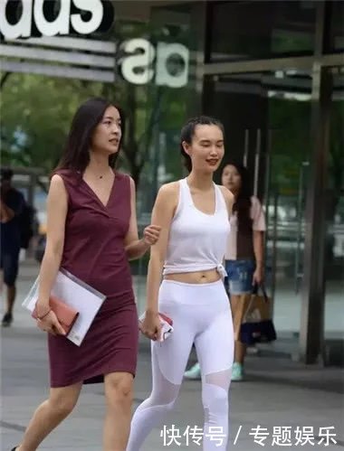 两位小姐姐大街上争艳，白色紧身裤小姐姐甩紫色连衣裙小姐姐十条