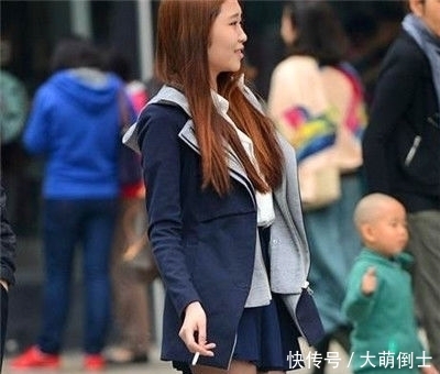 『尽显』街拍:羞涩可人的小姐姐,大长腿十分亮眼,尽显性感女人味