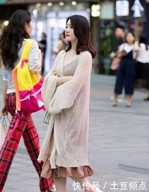 迷人:街拍:名嫒美姝的美女,一件连衣裙外搭白色开衫,时尚靓丽迷人